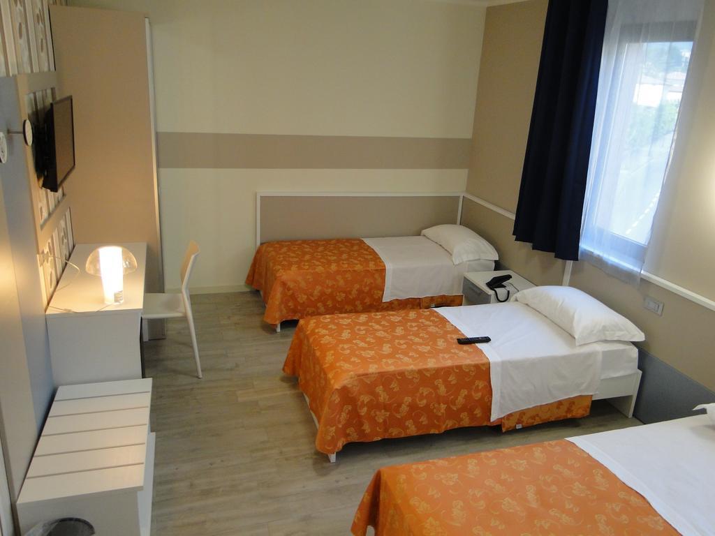 Hotel Moderno غروميلو ديل مونتيه الغرفة الصورة